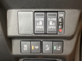 両側電動スライドドアは運転席から操作ができるよう、操作スイッチが付いています。Hondaセンシング用のVSA(ABS+TCS+横滑り抑制)解除と路外逸脱抑制機能のオンオフスイッチなどがあります。