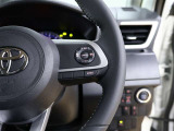 走行中に先行車の様子を検知しながら設定した速度の範囲内で車間をキープ。先行車に合わせて停止した時はブレーキをかけ続けるなど、アクセルとブレーキの操作を支援。長距離運転中の渋滞も快適に運転できます