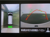 パノラミックビューモニター付きです。車両を上から見た様な映像を画面に表示。運転席からの目視だけでは見にくい、車両周辺の状況をリアルタイムでしっかり確認出来ます。