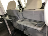 運転席・助手席の背もたれには、2列目シート用にカップホルダー付きの「格納式のシートバックテーブル」を装備しています。休憩時のちょっとした時間などカップを置いたり、小物置きに使えて便利です。