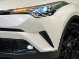 【LEDヘッドライト】悪天候や夜間走行時も良好な視界を確保し安心して運転できる高輝度LEDヘッドライトを装備!点灯速度が早く、消費電力も抑えられています。