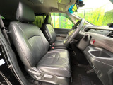 運転席まわりには十分なスペースがあり、大柄な方でもゆったり運転していただける環境です。