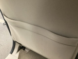 【収納】後部座席収納。散乱しがちな小物を収納するのに便利です。お子様のおもちゃやティッシュボックス、書類等様々なものの収納が可能です。