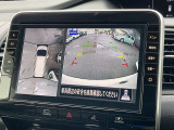 アラウンドビューモニターです。上空からお車の周りを見る感覚で表示されますので、車庫入れも簡単