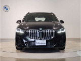 【キドニーグリル】BMWは約90年もの間、ほぼ全ての車両にひと目でBMWだと分かるこの特徴的なフロントグリルが備えられ、デザイン・アイコンとして親しまれてきました。