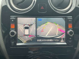 空から見下ろしているような視点で周囲を確認できるアラウンドビューモニター。駐車時にとても便利です。