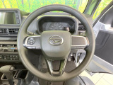 インテリアに合わせたデザインのステアリングは、運転される方のことも考え、運転しやすい形状、大きさです。是非一度、実際に触ってお確かめください。