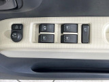 【電動格納ミラー】サイドミラーは電動格納式となっており、狭い駐車場でもキズがつくリスクを抑えられます。
