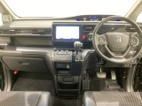 車内は光触媒抗菌消臭施工済です。スタイリッシュなデザインでスポーティなインパネ周りを演出します。グローブボックスやカップホルダーのほかにトレーなどたくさんの収納スペースが付いています。