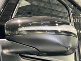 ウィンカー内蔵ドアミラーを開発したのは『メルセデス・ベンツ』です。他車からの視認性が高まり、事故の可能性を低減させています。更に、点灯部分はドライバーの視界に入らないように設計されています。