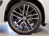 【BMWアロイホイル】軽量かつ強度に拘ったアロイホイル。走行性能ポテンシャルを引き出す設計。車の足元を引き締めてくれる大きなポイントはアロイホイルです。