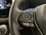 ステアリングスイッチ付き。前方から目を離すことなく操作することが可能です。