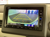 リバースギアに入れるだけで後方の表示へ切り替わります。夜間や雨の日の駐車も楽になりますよ。