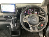 【ハンドル】運転にかかわる様々な操作を安全に行えるように視点移動が少なく操作性に配慮されたスイッチ類が凝縮されたコックピットです。