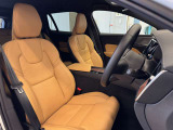 Ultra専用パーフォレーテッドナッパレザーシートは運転席助手席ともマッサージ機能や、シートヒーターベンチレーションといった便利な機能がご利用いただけます。