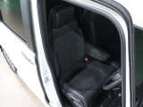 程よい硬さとホールド性が高いシートで長時間運転も快適です。