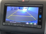 リバースギアに入れるだけで後方の表示へ切り替わります。夜間や雨の日の駐車も楽になりますよ。