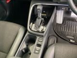 運転席からも助手席からも自由に使えるドリンクホルダー付。