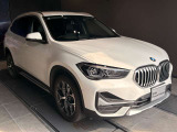 【BMWの伝統-1】BMWの特徴的な&ldquo;キドニーグリル&rdquo;は、80年以上続く伝統の形でございます。変わらないこだわりのデザインが、プレミアムブランド&ldquo;BMW&rdquo;を創り出します。