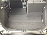 後席は分割可倒式で、用途に合わせてアレンジ可能。荷物の量や乗車人数に応じて柔軟に使える便利なシートです。