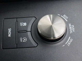 『1台』のお車に対して、3名体制で日々議論を重ね仕入れを行っております。