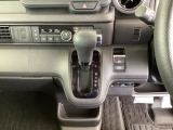 足元スッキリ、インパネシフトです。パーキングブレーキは電子制御パーキングブレーキタイプなので、運転席と助手席の間がスッキリしています。