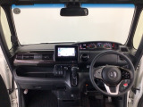 【前方視界】開放的な前方視界!運転がしやすく疲れにくいです♪窓が大きく、見通しがとっても良いおクルマですよ♪