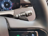 【パドルシフト】スポーツカーにある装備でステアリングから手を放すことなくシフトチェンジが可能な人気快適機能になります。