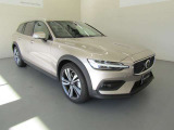 V90クロスカントリーと比べてリアゲートの角度が立っており、歴史ある四角いボルボを彷彿とさせる仕上がりです。