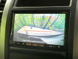 【バックカメラ】駐車時に後方がリアルタイム映像で確認できます。大型商業施設や立体駐車場での駐車時や、夜間のバック時に大活躍!運転スキルに関わらず、今や必須となった装備のひとつです!