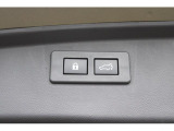 「電動パワーリヤゲート」も標準装備しています、リヤゲートのタッチスイッチやスマートキー、運転席のスイッチで開閉できます