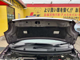 エンジンフード裏側も大変綺麗です!!