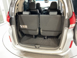3列めを使用した場合の荷室です。