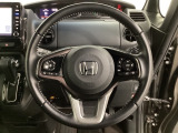 ハンドルにHondaセンシング系のクルーズコントロールやレーンキープアシストなどのスイッチと、オーディオの操作スイッチが装備されています。ハンドルから手を離さず安全に操作できます。