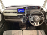 使いやすいレイアウトのダッシュボード周辺です。オートエアコンや小物入れなど嬉しい装備が満載です。