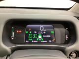 デジタル表示のスピードメーターと安全支援情報、燃費やオドメーターなどの表示の他に、ホンダセンシング機能などの表示もできる多機能なマルチインフォメーション・ディスプレイです。