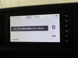 <Bluetooth>スマートフォンなどの機器と車をBluetoothで接続すると、ワイヤレスで音楽を再生できます。