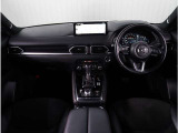 【インパネ周り】視界がよく運転しやすい設計となっております。インパネ周りもすっきりと洗練されたデザインで高級感が溢れています。日々のドライブを飽きさせません。