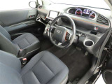 シンプルで使いやすいデザインの運転席です。
