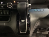 CVT車のセレクトレバーです。低速から高速まで、変速ショックのないスムーズな走りを実現するとともに、エンジン効率のよい領域を維持することで燃費にも貢献します。