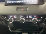 【オートエアコン】一度お好みの温度に設定すれば、車内の温度を検知し風量や温度を自動で調整。暑い&hellip;寒い&hellip;と何度もスイッチ操作をする必要はありません。快適な車内空間には必須の機能ですね♪