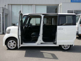 両面スライドドアとなっております!狭い場所に駐車した時に安心して横にスライドして乗り降りできますよ!