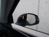 アウディサイドアシスト『後方の死角を並走する車両を検知しドアミラーの内側のLEDが点灯。ドライバーに注意を促し事故を未然に防ぐシステムです。』