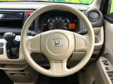 インテリアに合わせたデザインのステアリングは、運転される方のことも考え、運転しやすい形状、大きさです。是非一度、実際に触ってお確かめください。