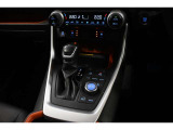 左右で温度調整の出来るデュアルオートエアコン完備☆快適な車内空間で会話も弾みます♪
