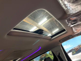 【サンルーフ】開放感たっぷりの希少装備、サンルーフが装着されています!車内に明かりを取り入れたり景色を楽しむ以外にも、車内の空気も簡単に換気できて快適です!
