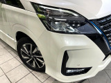 【LEDヘッドライト】悪天候や夜間走行時も良好な視界を確保し安心して運転できる高輝度LEDヘッドライトを装備!点灯速度が早く、消費電力も抑えられています。