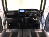 【前方視界】開放的な前方視界!運転がしやすく疲れにくいです♪窓が大きく、見通しがとっても良いおクルマですよ♪