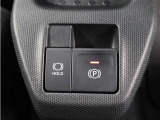 「HOLD」スイッチを押し、システムONの状態にしておくことで、渋滞や信号待ちなどでブレーキを踏んで停車した時にブレーキペダルから足を離してもブレーキを保持するので安心です。