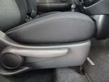 運転席には、シートリフターが付いております☆ 前後のスライドに加えシートの高さも変更出来ますので小柄な女性の方でも運転し易いポジションを取れます♪